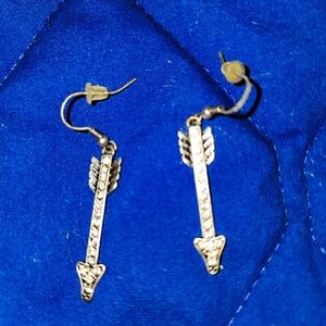 Beautiful silver-colored arrow-earrings
